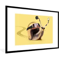 PosterMonkey Fotolijst incl. Poster - Slak - Dieren - Helm - Geel - Spiegels - 90x60 cm - Posterlijst