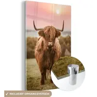 MuchoWow Glasschilderij Schotse hooglander - Dieren - Koe - Zonsondergang - Landschap - Decoratie slaapkamer - Schilderij glas - Foto op glas - 40x60 cm - Woonkamer