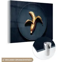 MuchoWow Glasschilderij 160x120 cm - Schilderij acrylglas - Gouden banaan op een donkere achtergrond - Foto op glas - Schilderijen