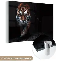 MuchoWow - Glasschilderij - Tijger - Zwart - Natuur - Dieren - Acrylglas - Muurdecoratie - 150x100 cm - Schilderij glas - Wanddecoratie - Foto op glas