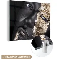 MuchoWow Glasschilderij 80x60 cm - Schilderij acrylglas - Vrouw - Goud - Zwart - Verf - Luxe - Foto op glas - Schilderijen