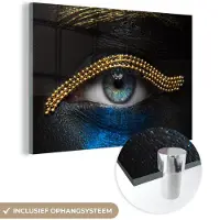 MuchoWow Glasschilderij 150x100 cm - Schilderij acrylglas - Vrouw - Ogen - Make up - Luxe - Goud - Foto op glas - Schilderijen