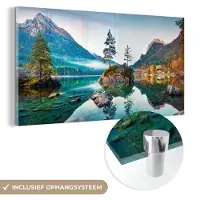 MuchoWow Glasschilderij natuur - Water - Bergen - Bomen - Mist - Woonkamer - Schilderij glas - 120x60 cm - Muurdecoratie - Foto op glas - Woondecoratie - Wanddecoratie - Glasplaat