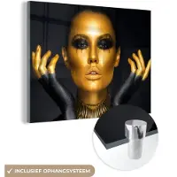 MuchoWow Glasschilderij 160x120 cm - Schilderij acrylglas - Vrouw - Portret - Goud - Luxe - Zwart - Foto op glas - Schilderijen