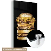 MuchoWow Glasschilderij 20x30 cm - Schilderij acrylglas - Gouden hamburger op een zwarte achtergrond. - Foto op glas - Schilderijen