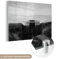 MuchoWow Glasschilderij 180x120 cm - Schilderij acrylglas - Basis van een kanon op het Franse Utah Beach bij stranden van D-Day - zwart wit - Foto op glas - Schilderijen