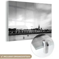 MuchoWow Glasschilderij 30x20 cm - Schilderij acrylglas - Uitzicht op de Waal en de Nederlandse stad Nijmegen - zwart wit - Foto op glas - Schilderijen
