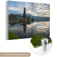 MuchoWow Glasschilderij 90x60 cm - Schilderij acrylglas - Zonsopkomst bij Bratan tempel - Foto op glas - Schilderijen