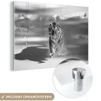 MuchoWow Glasschilderij 120x80 cm - Schilderij acrylglas - Tijger - Jacht - Sneeuw - Zwart - Wit - Foto op glas - Schilderijen