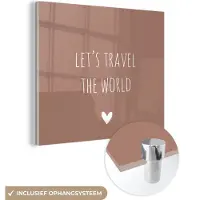 MuchoWow Glasschilderij 20x20 cm - Schilderij acrylglas - Engelse quote "Let's travel the world" met een hartje op een bruine achtergrond - Foto op glas - Schilderijen