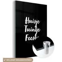 MuchoWow Glasschilderij 90x120 cm - Schilderij acrylglas - Huisje tuintje feestje - Quotes - Tekst - Foto op glas - Schilderijen