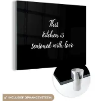 MuchoWow Glasschilderij 80x60 cm - Schilderij acrylglas - Spreuken - Koken - Liefde - Quotes - This kitchen is seasoned with love - Foto op glas - Schilderijen