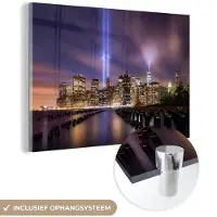 MuchoWow Glasschilderij 150x100 cm - Schilderij acrylglas - New York - Nacht - Stad - Water - Foto op glas - Schilderijen