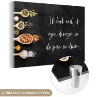 MuchoWow Glasschilderij 180x120 cm - Schilderij acrylglas - Ik gooi dingen in de pan en duim - Keuken - Quotes - Spreuken - Humor - Foto op glas - Schilderijen