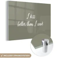 MuchoWow Glasschilderij 180x120 cm - Schilderij acrylglas - Spreuken - I kiss better than I cook - Kus - Quotes - Foto op glas - Schilderijen