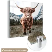 MuchoWow Glasschilderij 20x20 cm - Schilderij acrylglas - Schotse Hooglander - Berg - Dieren - Foto op glas - Schilderijen