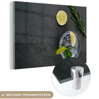 MuchoWow Glasschilderij 30x20 cm - Schilderij acrylglas - Cocktail - Glas - Limoen - Foto op glas - Schilderijen