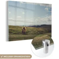 MuchoWow Glasschilderij 60x40 cm - Schilderij acrylglas - Schotse Hooglanders - Gras - Wolken - Dieren - Foto op glas - Schilderijen