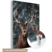 MuchoWow Glasschilderij - Schilderij op glas - Hert - Sneeuw - Dieren - Winter - Bos - Muurdecoratie - Foto op glas - 60x80 cm - Acrylglas
