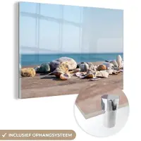 MuchoWow Glasschilderij - Wanddecoratie - Schelpen - Zand - Zomer - Lucht - Acrylglas - Glasplaat - 90x60 cm - Acrylplaat - Muurdecoratie - Foto op glas