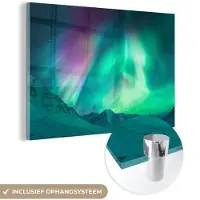 MuchoWow Glasschilderij 90x60 cm - Schilderij acrylglas - Noorderlicht - Berg - Nacht - Foto op glas - Schilderijen