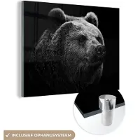 MuchoWow Glasschilderij 80x60 cm - Schilderij acrylglas - Beer - Licht - Zwart - Foto op glas - Schilderijen