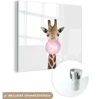 MuchoWow Glasschilderij 20x20 cm - Schilderij acrylglas - Giraffe - Kauwgom - Dieren - Meisjes - Kinderen - Roze - Foto op glas - Schilderijen