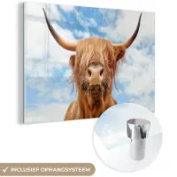 MuchoWow Glasschilderij 120x80 cm - Schilderij acrylglas - Schotse Hooglander - Wolk - Dieren - Foto op glas - Schilderijen