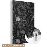MuchoWow Glasschilderij - Kiezelsteen - Zwart - Wit - Stenen - 100x150 cm - Wanddecoratie - Kamer decoratie