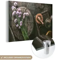 MuchoWow Glasschilderij 150x100 cm - Schilderij acrylglas - Bieslook - Keuken - Vijzel - Rustiek - Kruiden - Paars - Foto op glas - Schilderijen