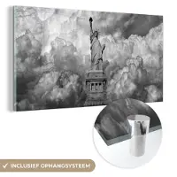 MuchoWow Glasschilderij 40x20 cm - Schilderij acrylglas - Vrijheidsbeeld in New York op een bewolkte dag in zwart-wit - Foto op glas - Schilderijen