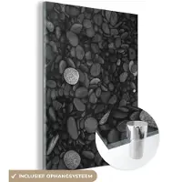 MuchoWow Glasschilderij - Kiezelsteen - Zwart - Wit - Stenen - 60x80 cm - Wanddecoratie - Kamer decoratie