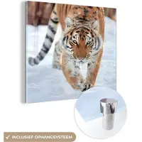 MuchoWow Glasschilderij 50x50 cm - Schilderij acrylglas - Tijger - Sneeuw - Dieren - Foto op glas - Schilderijen