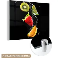 MuchoWow Glasschilderij 120x90 cm - Schilderij acrylglas - Fruit - Water - Zwart - Stilleven Aardbei - Kiwi - Foto op glas - Schilderijen