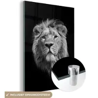 MuchoWow Glasschilderij 90x120 cm - Schilderij acrylglas - Leeuw - Portret - Zwart - Wit - Foto op glas - Schilderijen