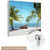 MuchoWow Glasschilderij 20x20 cm - Schilderij acrylglas - Palmboom - Boot - Strand - Foto op glas - Schilderijen