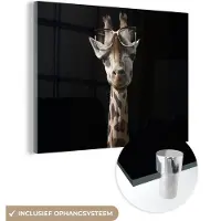 MuchoWow Glasschilderij 40x30 cm - Schilderij acrylglas - Giraffe - Bril - Zwart - Foto op glas - Schilderijen