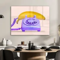 MuchoWow Glasschilderij 80x60 cm - Schilderij acrylglas - Banaan - Telefoon - Paars - Geel - Foto op glas - Schilderijen