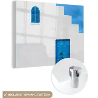 MuchoWow Glasschilderij 40x30 cm - Schilderij acrylglas - Huis - Blauw - Wit - Deur - Foto op glas - Schilderijen