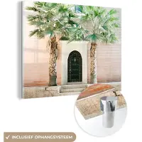 MuchoWow Glasschilderij 160x120 cm - Schilderij acrylglas - Deur - Marrakesh - Palmboom - Wit - Tropisch - Foto op glas - Schilderijen