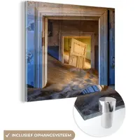 MuchoWow Glasschilderij 90x90 cm - Schilderij acrylglas - Architectuur - Zand - Woestijn - Deur - Foto op glas - Schilderijen