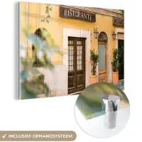 MuchoWow Glasschilderij 180x120 cm - Schilderij acrylglas - Rome - Restaurant - Geel - Planten - Deur - Foto op glas - Schilderijen