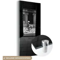 MuchoWow Glasschilderij 40x80 cm - Schilderij acrylglas - Deur - Fiets - Straat - Architectuur - Foto op glas - Schilderijen