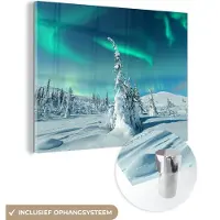 MuchoWow Glasschilderij 120x90 cm - Schilderij acrylglas - Noorderlicht - Sneeuw - Landschap - Winter - Den - Foto op glas - Schilderijen