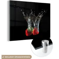 MuchoWow Glasschilderij 120x90 cm - Schilderij acrylglas - Aardbeien - Fruit - Water - Zwart - Rood - Foto op glas - Schilderijen