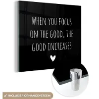 MuchoWow Glasschilderij 90x90 cm - Schilderij acrylglas - Engelse quote "When you focus on the good, the good increases" tegen een zwarte achtergrond - Foto op glas - Schilderijen