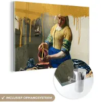MuchoWow Glasschilderij 120x80 cm - Schilderij acrylglas - Melkmeisje - Goud - Vermeer - Foto op glas - Schilderijen