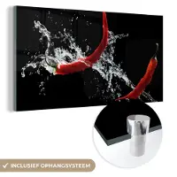 MuchoWow Glasschilderij 80x40 cm - Schilderij acrylglas - Chilipeper - Stilleven - Water - Zwart - Rood - Foto op glas - Schilderijen
