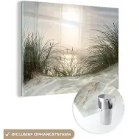 MuchoWow Glasschilderij 160x120 cm - Schilderij acrylglas - Zand - Gras - Zon - Foto op glas - Muurdecoratie woonkamer - Wanddecoratie slaapkamer - Schilderijen