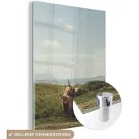 MuchoWow Glasschilderij 60x80 cm - Schilderij acrylglas - Schotse Hooglanders - Gras - Wolken - Dieren - Foto op glas - Schilderijen
